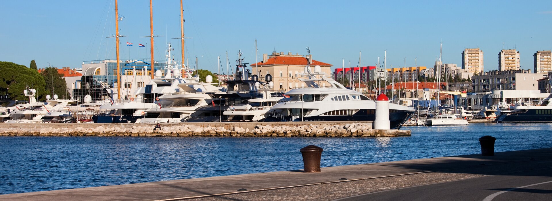 Exklusive Motoryachten im Hafen von Zadar, der perfekte Startpunkt zum Zadar Motorboot mieten