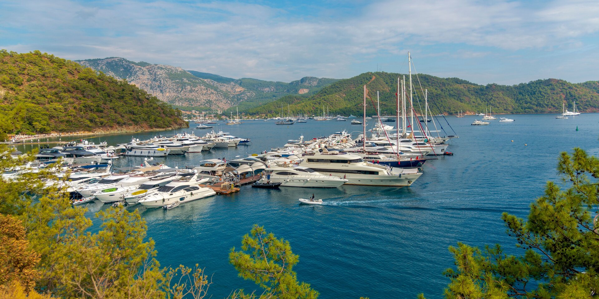 eine große Auswahl an Booten zur Motoryacht miete in Göcek und exklusive Motorboote zur Vermietung im Hafen