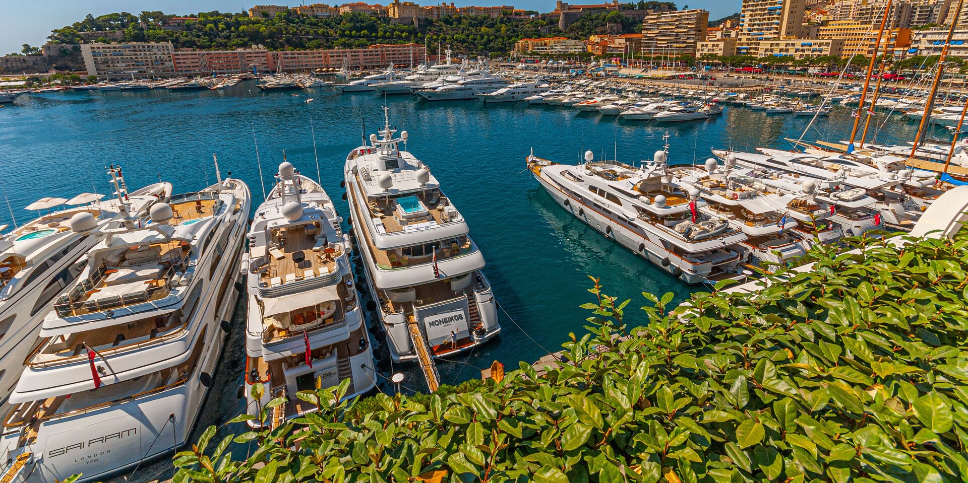 Luxuriöse Motoryachten im Hafen Port Hercules für Ihren exklusiven Motor Yacht Charter Monaco an der Côte d’Azur.