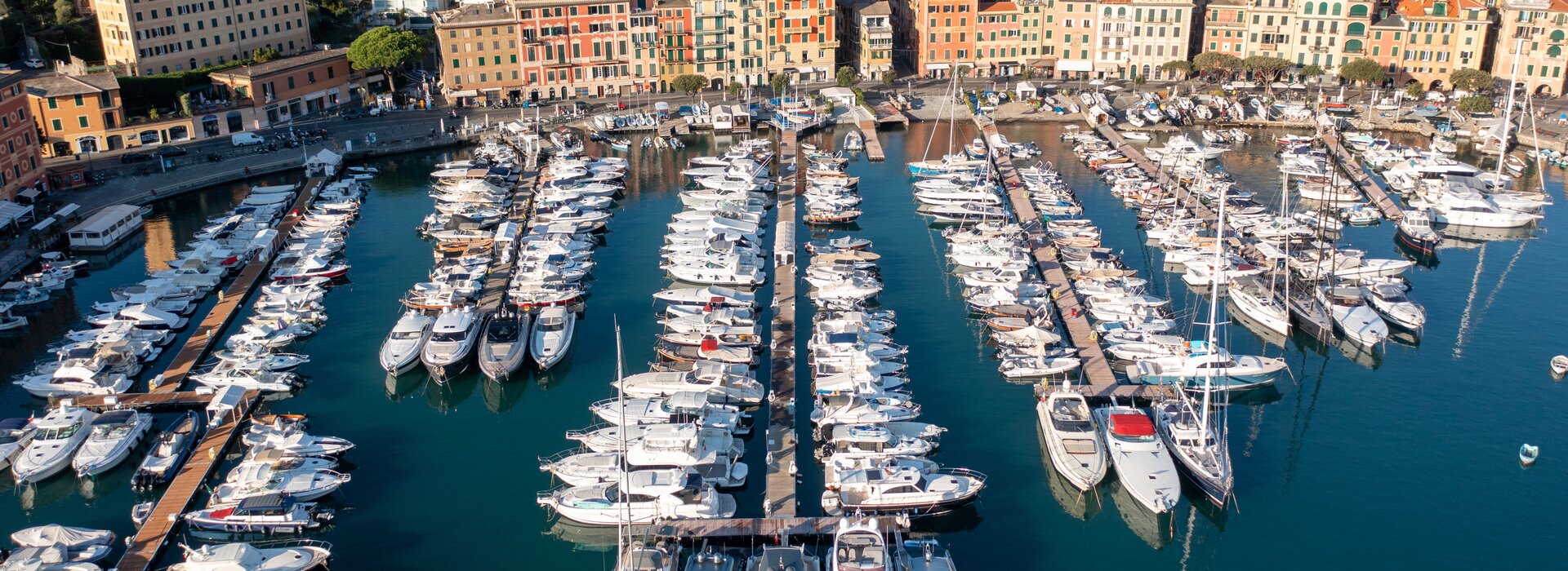 Luftaufnahme von Motoryachten im Hafen von Saint-Tropez, ideal für Motoryachten mieten in Saint-Tropez