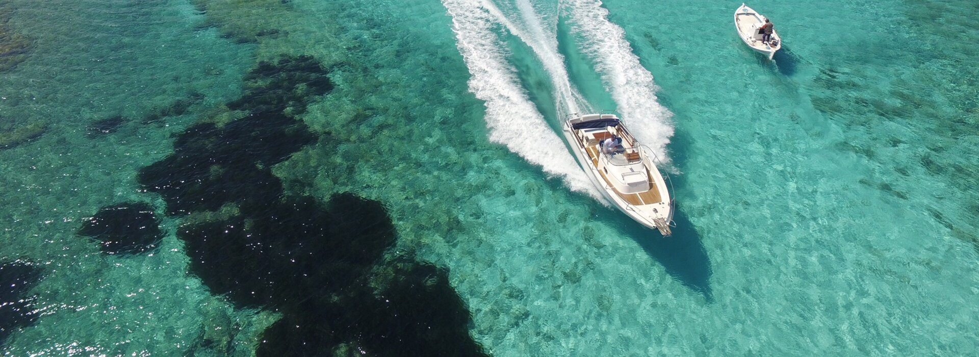 Salerno sularında seyreden bir motoryatın havadan görünümü; Salerno motoryat kiralama için harika bir an