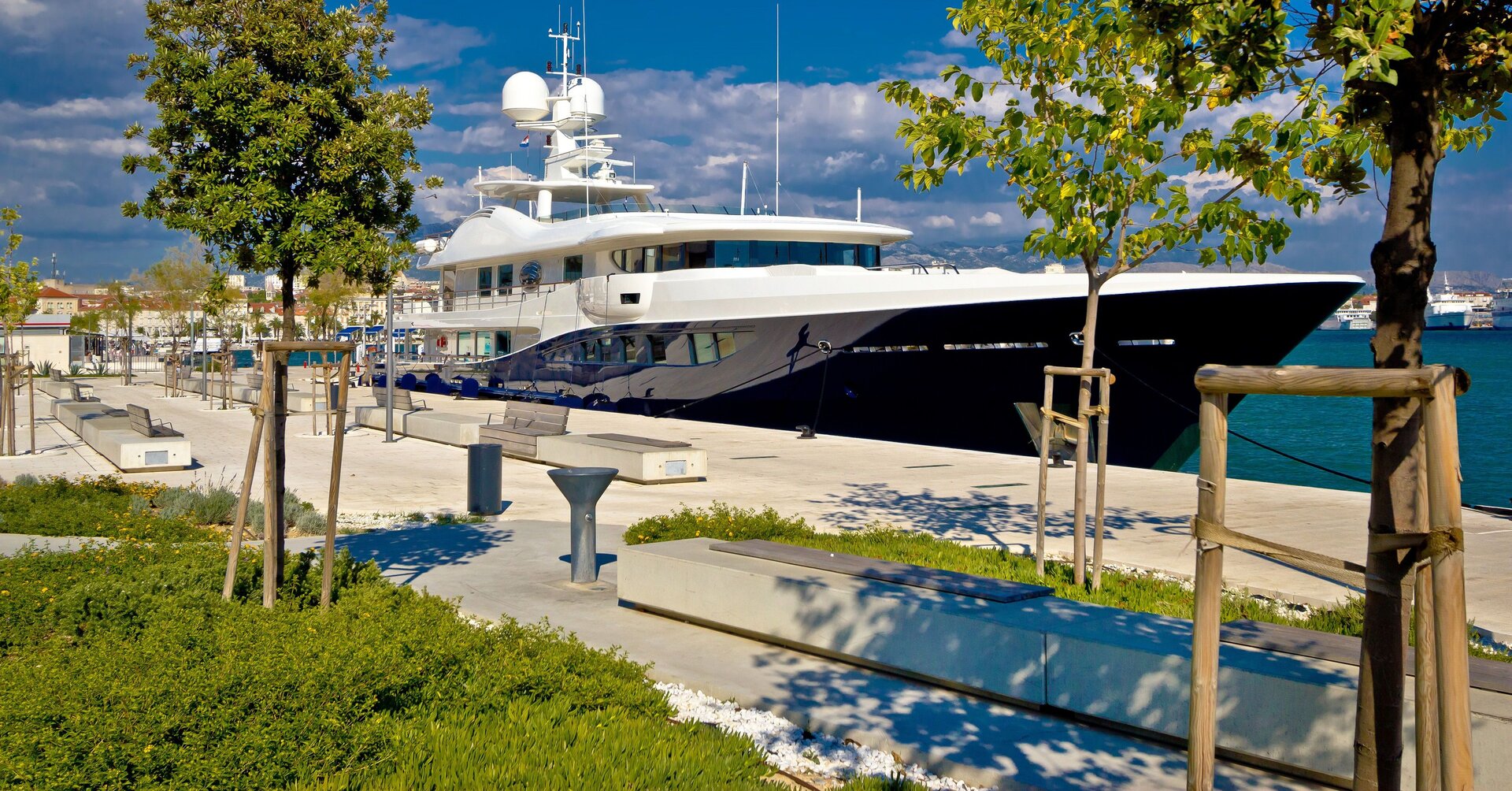 Eine elegante Motoryacht an der Riva in Split, die für einen Motoryacht Charter Split bereitsteht