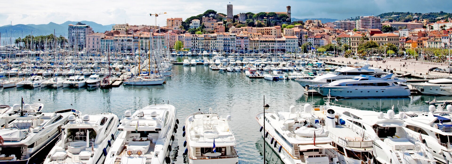 Luxusyachten im Hafen von Cannes vor der Altstadt Le Suquet, ideal für Motorboot mieten in Cannes