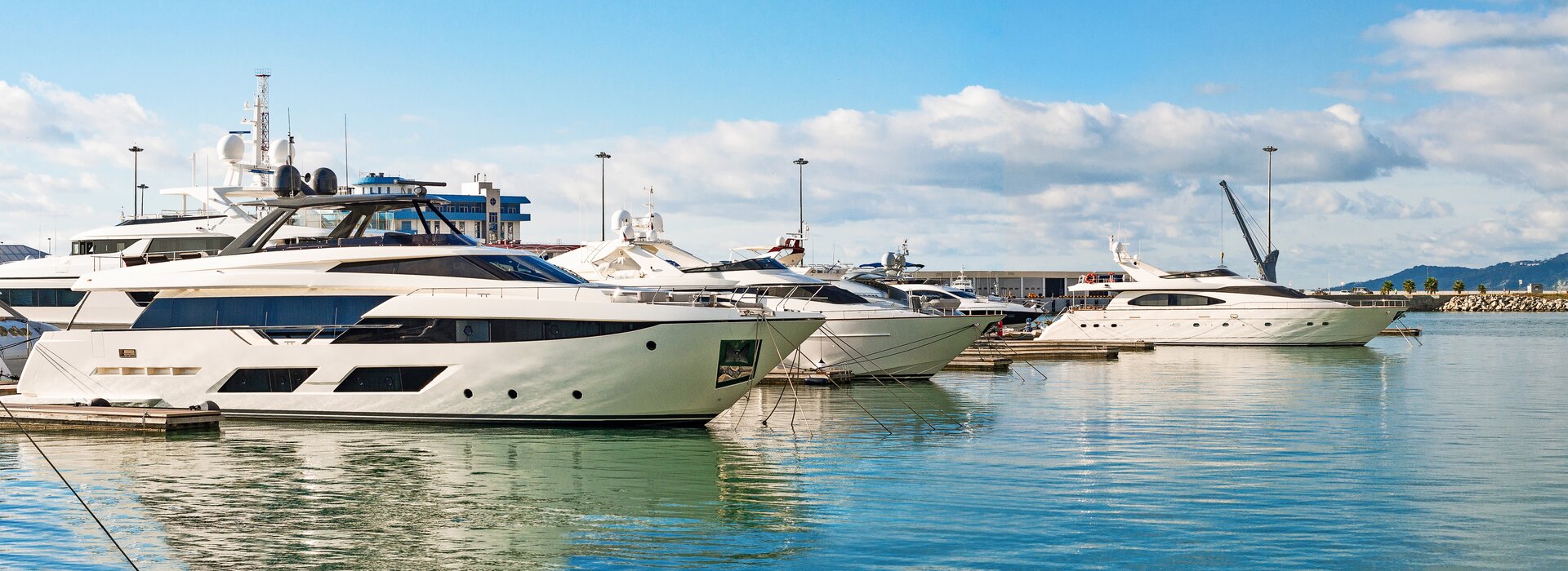 Mehrere weiße Motoryachten liegen an den Kais im Yachthafen, der ideale Startpunkt zum Motoryacht mieten Nizza