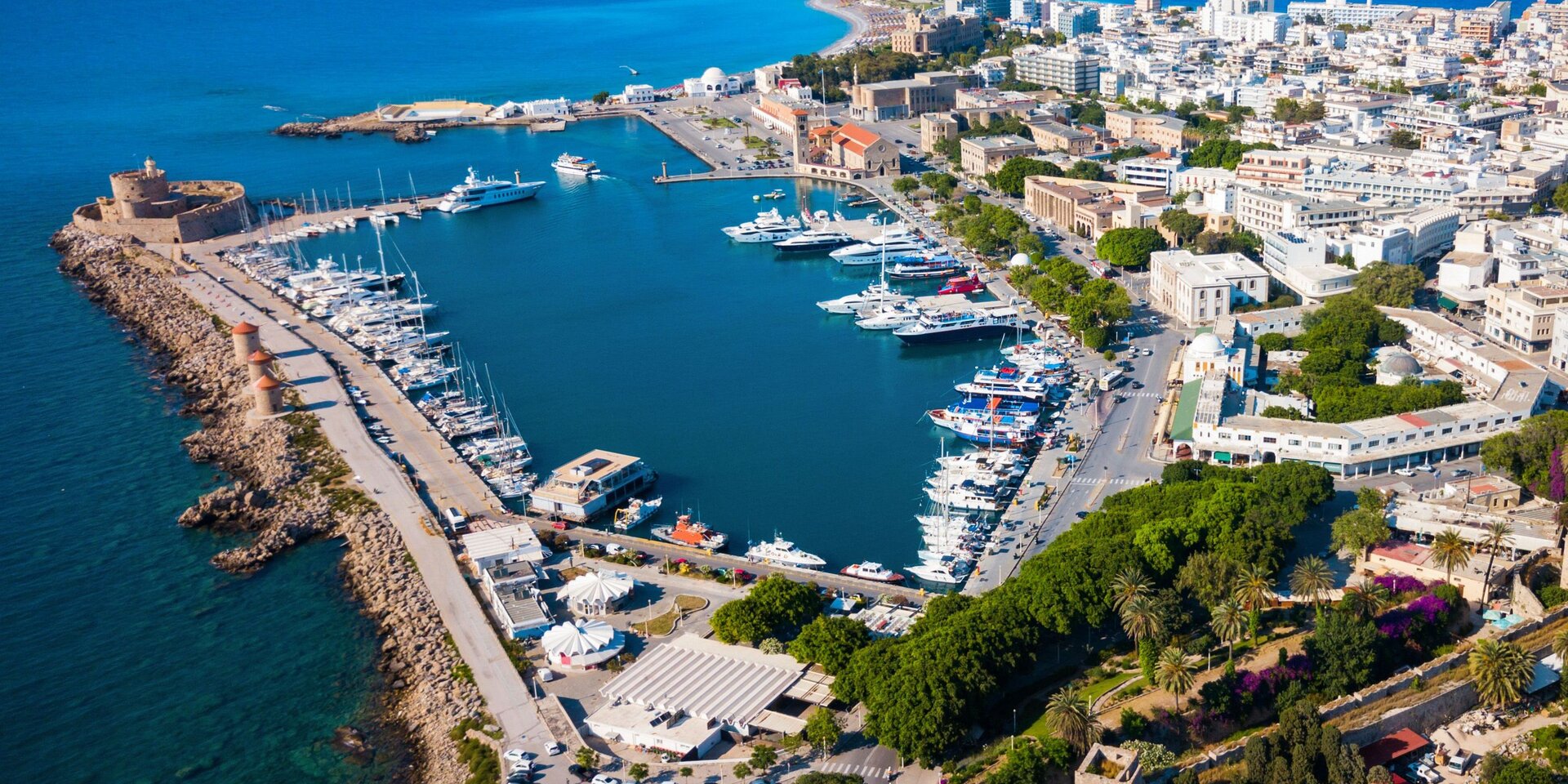 Motoryacht mieten Rhodos im Mandraki Hafen mit luxuriösen Motoryachten in Griechenland