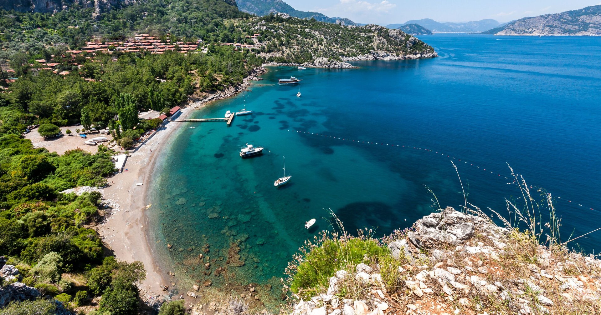 Kristallklares Wasser in der Turunç-Bucht beim Motorsegler mieten Marmaris an der bewaldeten Küste