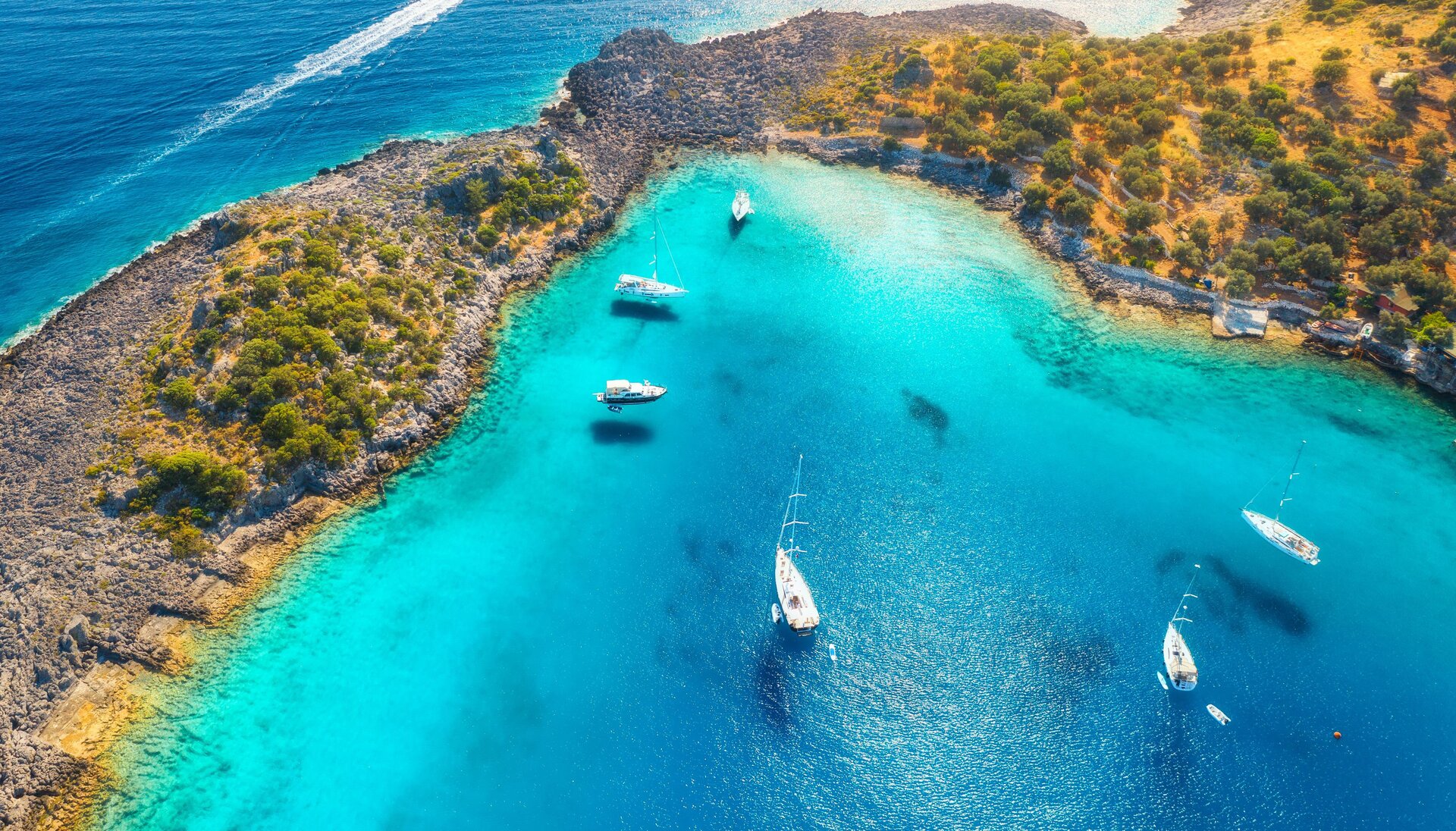 Роскошные яхты в бухте Аквариум и аренда моторсейлера в Турции в кристально чистых водах Фетхие