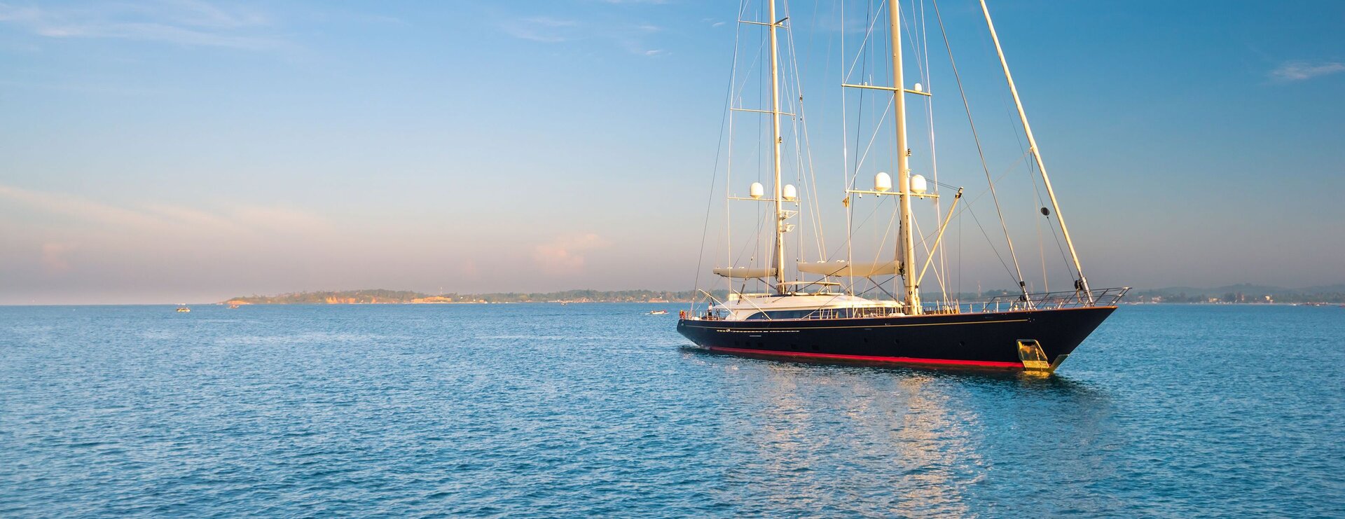 Ein eleganter Motorsegler kreuzt vor der Küste Dalmatiens, exklusives Erlebnis beim Segelboot Chartern in Split
