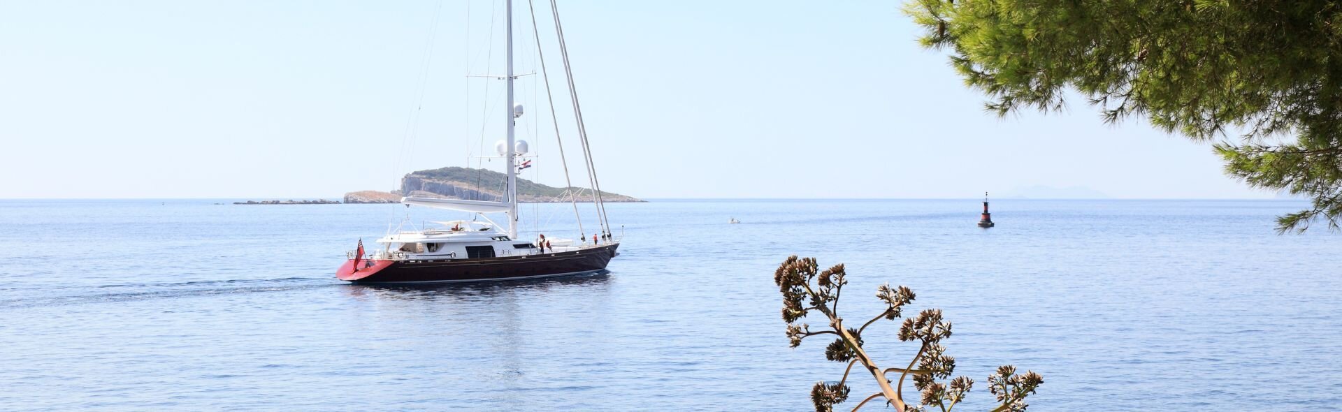 Ein eleganter Motorsegler in Rhodos auf dem Weg zu einer einsamen Bucht, perfekt für einen privaten Luxustörn mit Crew