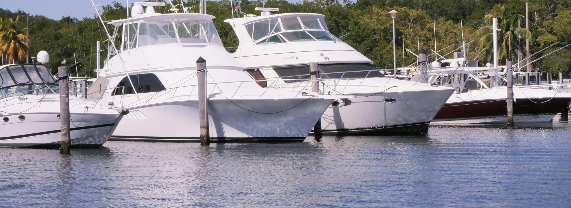 Mehrere weiße Motoryachten nebeneinander im Hafen von Preveza im Ionischen Meer für exklusiven Yachturlaub