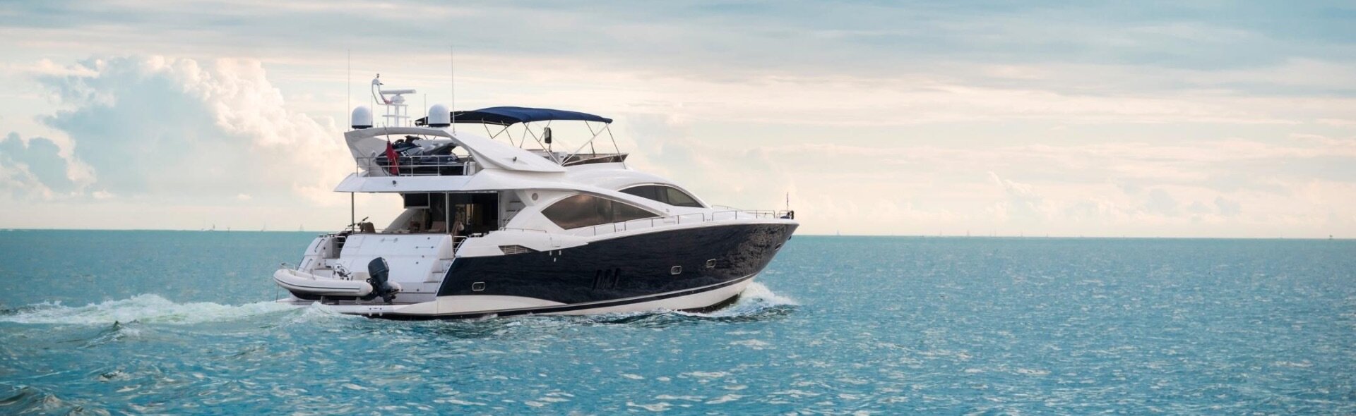 Motor yatlar su üzerinde yan yana