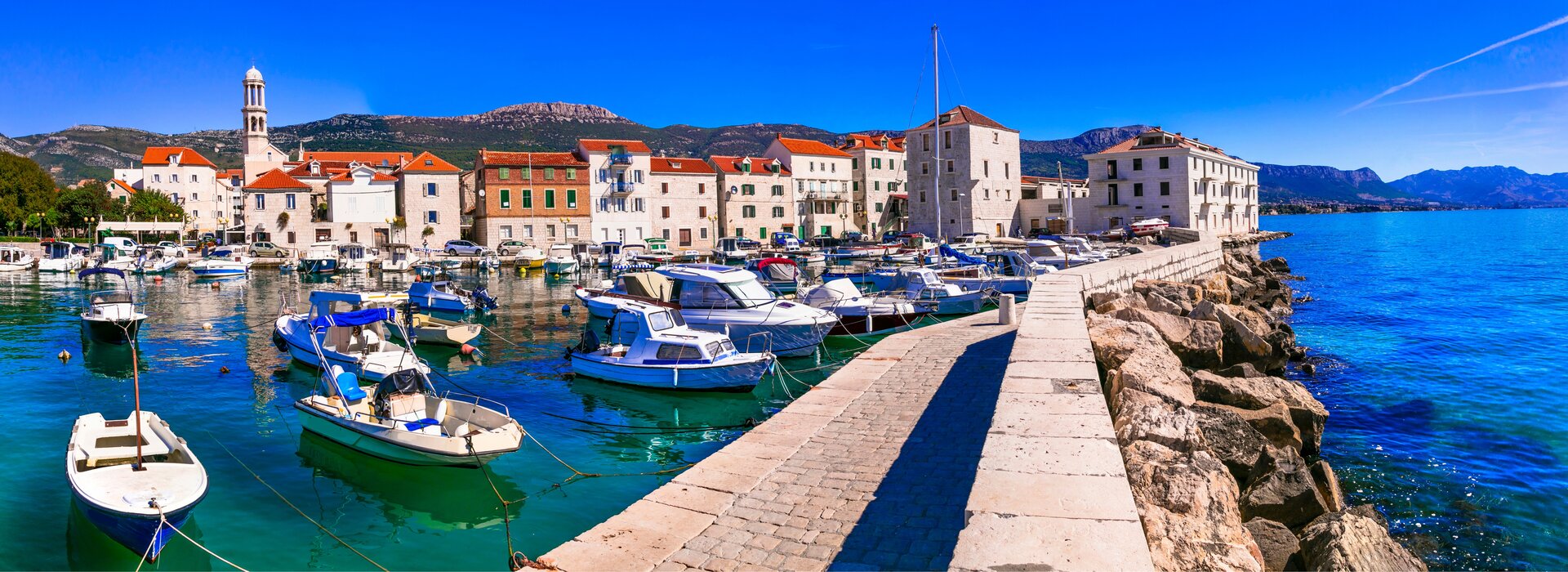 Motoryachten im Hafen von Kastela, die für Ihren Motoryacht Charter Kastela bereitliegen