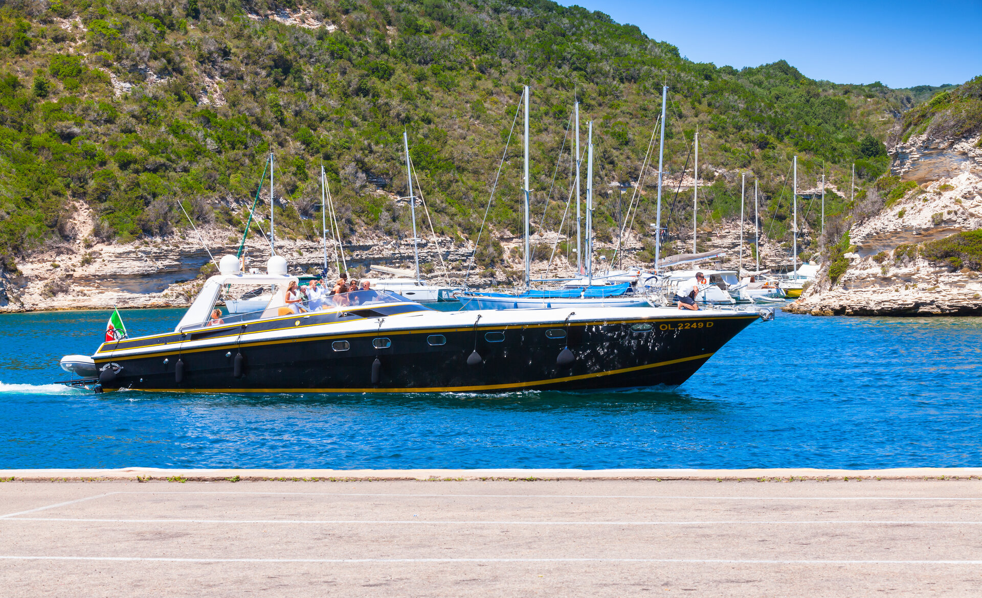 Ein schwarzes Speedboot fährt im Hafen ab, perfekt zum Motorboot mieten Lavrion für einen schnellen Tagesausflug