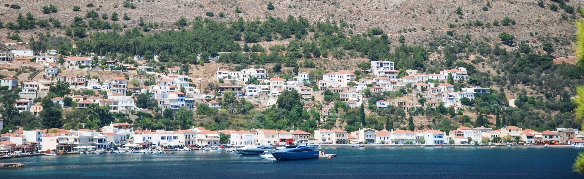 Yunan adasında yelkenli kiralama – huzurlu bir sahil kasabası
