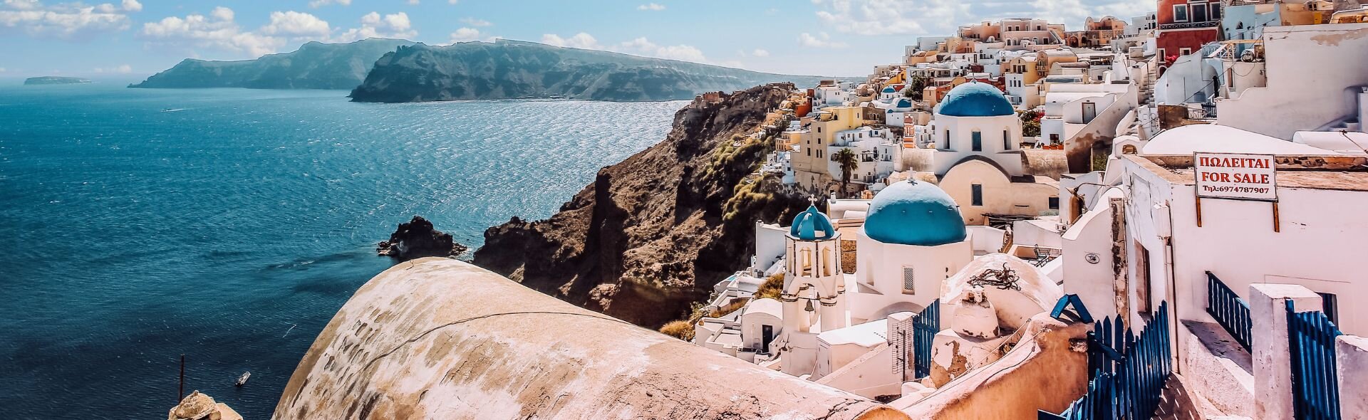 Ege Denizi’ne bakan Santorini'nin meşhur beyaz-mavi evleri manzarası