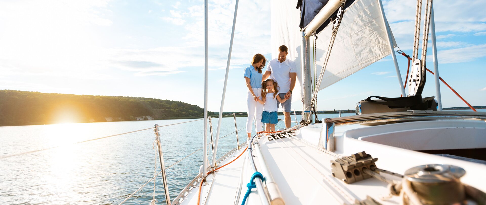 Счастливая семья на палубе парусника во время аренды парусной яхты в Турции на закате