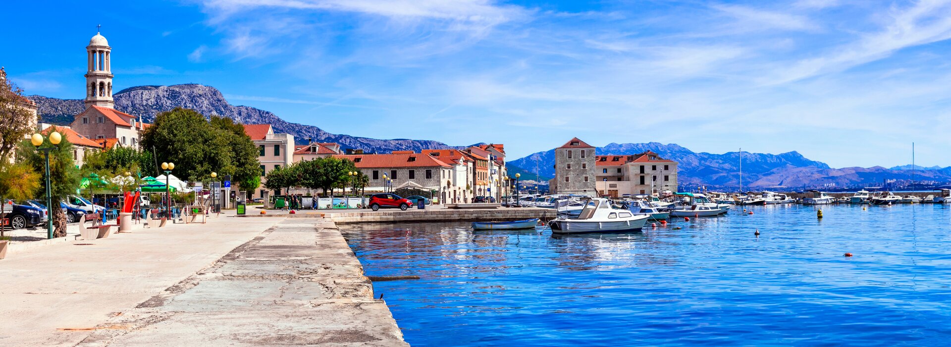 Blick auf den historischen Hafen, der ideale Startpunkt für Ihren Segelyacht Charter in Kastela