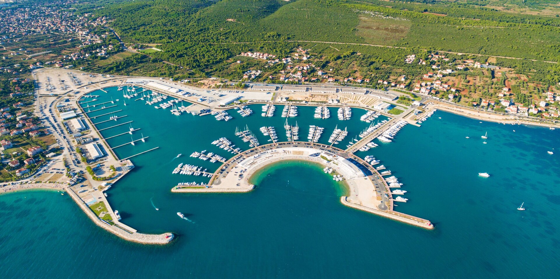 Die Marina Dalmacija aus der Luft, der zentrale Ausgangspunkt für einen Yachtcharter in Sukosan
