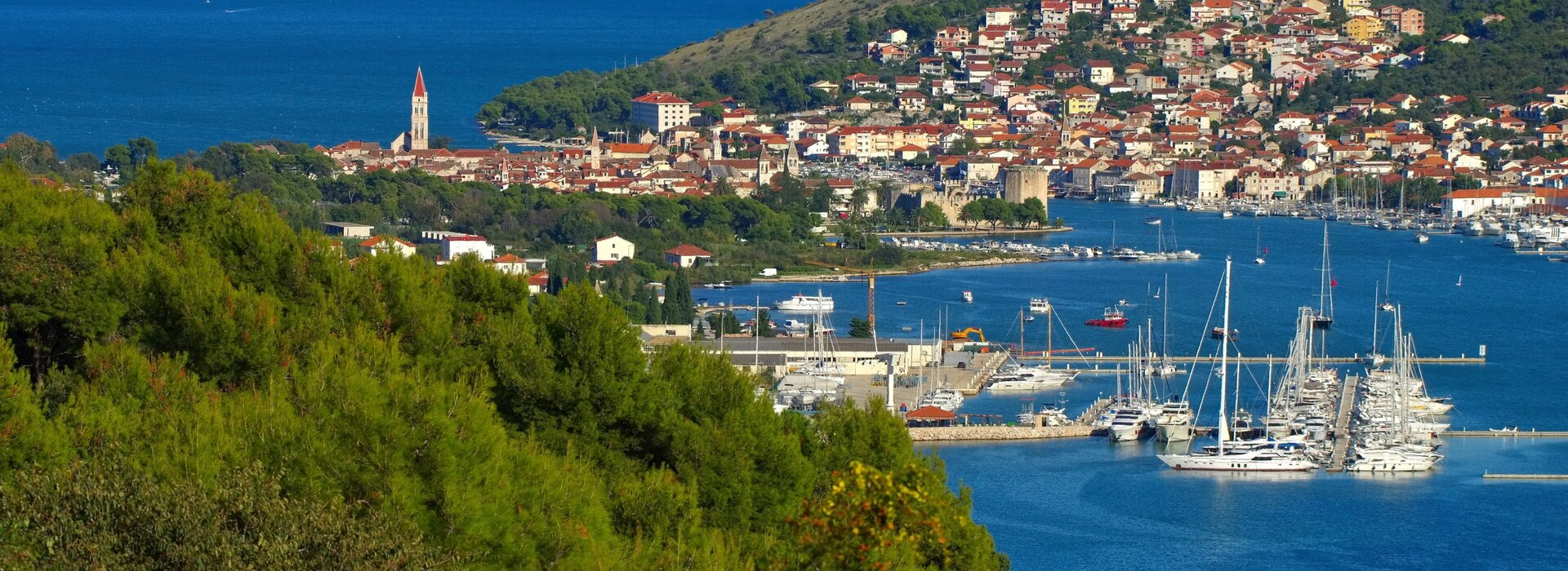 Panorama-Ansicht von Trogir mit der Marina, in der Boote zum Gulet mieten Trogir bereitliegen