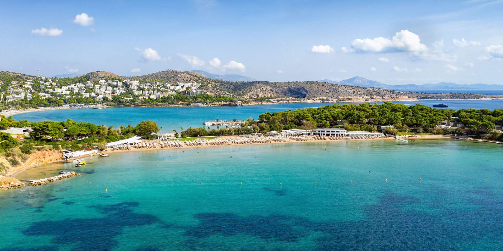 Luftaufnahme der Athener Riviera mit Sandstrand und türkisfarbenem Meer; der Start für Ihren Yachtcharter Athen
