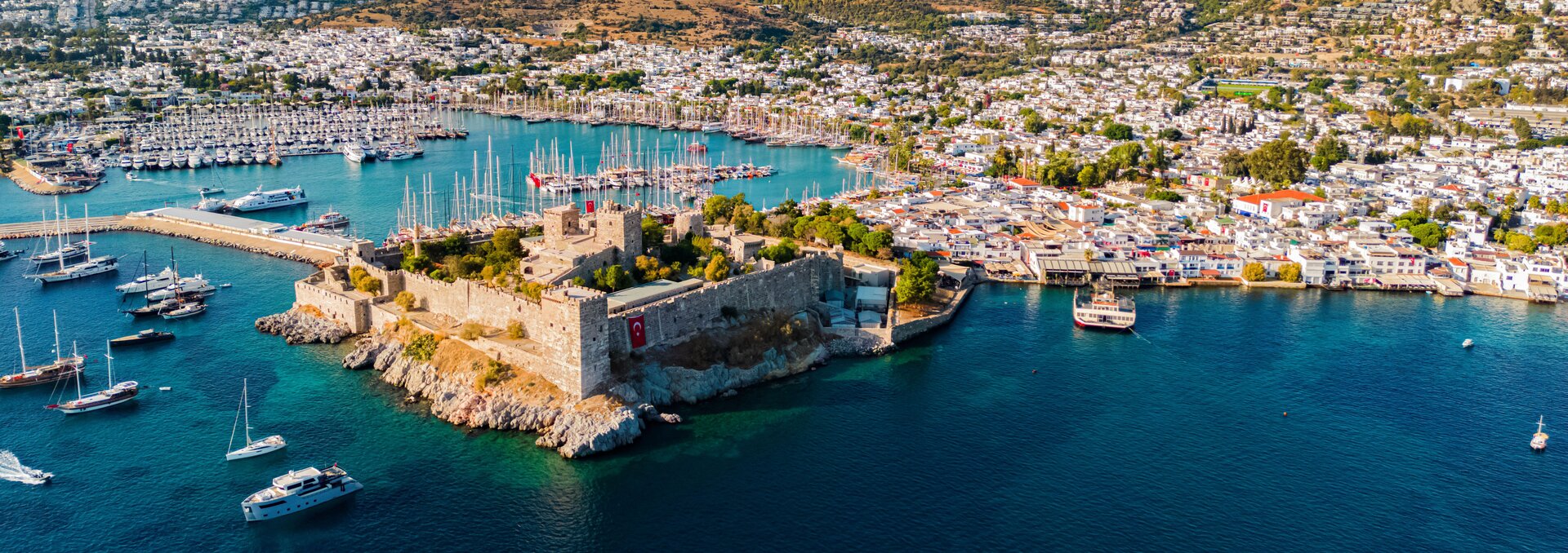 Luftaufnahme des Kastells St. Peter und des Hafens mit zahlreichen Charteryachten für einen Yachtcharter Bodrum