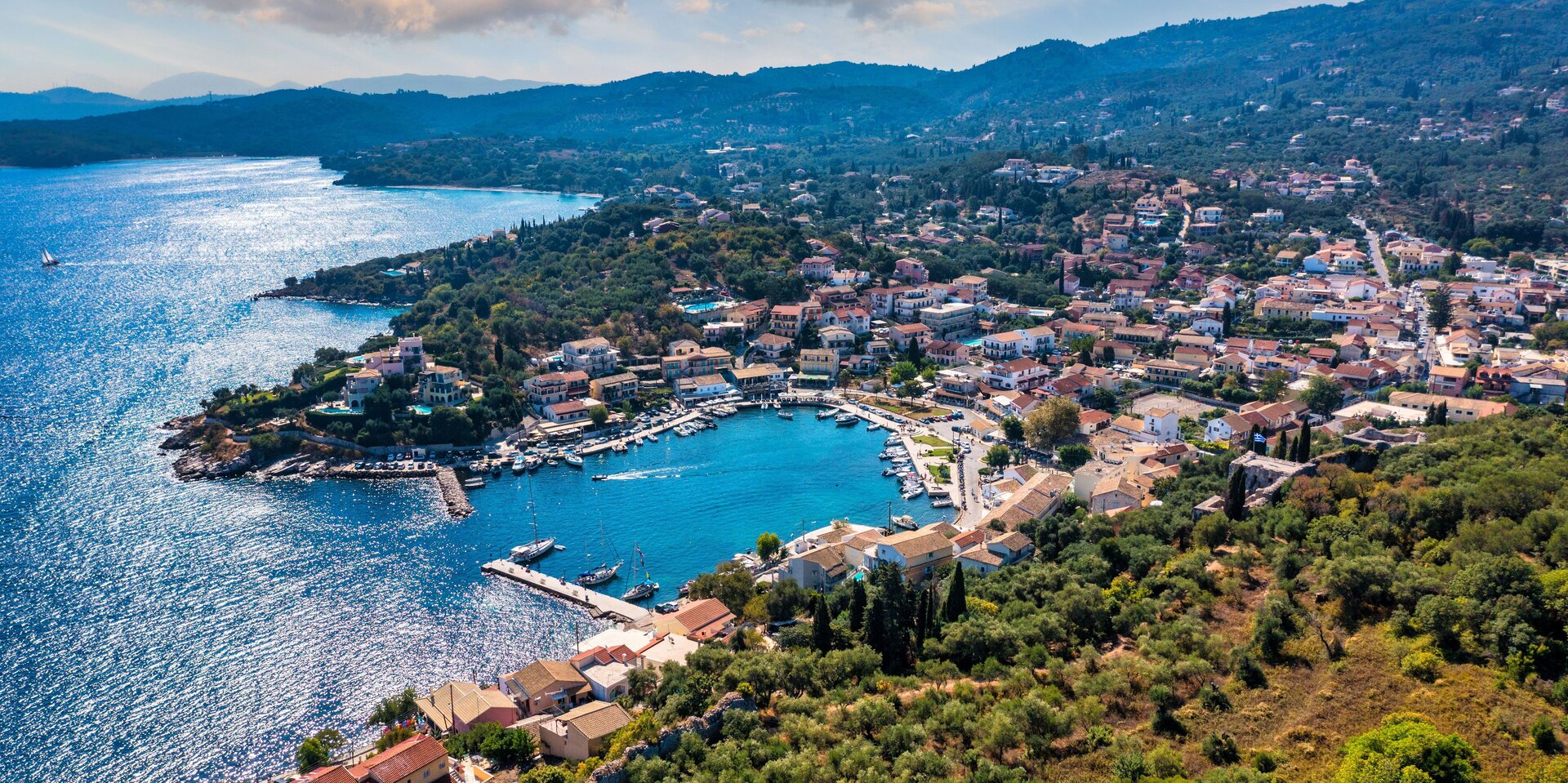 Blick auf das griechische Resort Kassiopi, ein Highlight für jeden Yachtcharter Korfu