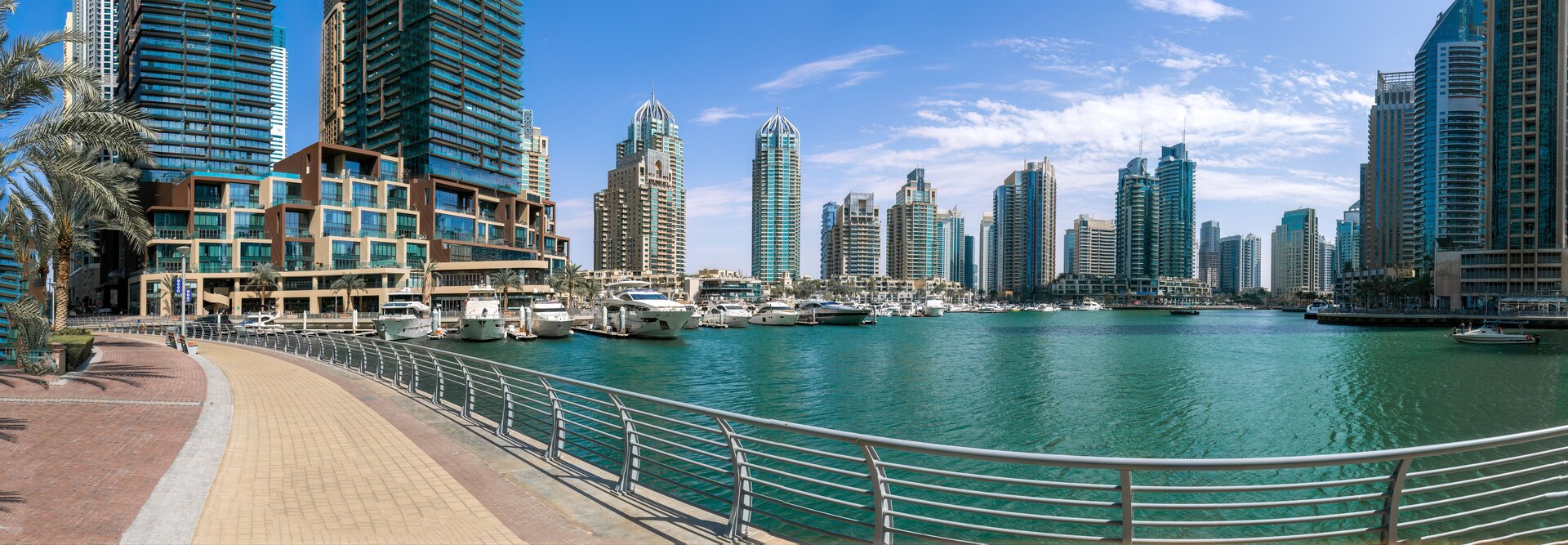 Dubai Marina'da lüks yat kiralama seçenekleri ve muhteşem gökdelen manzaralı özel tekne turları