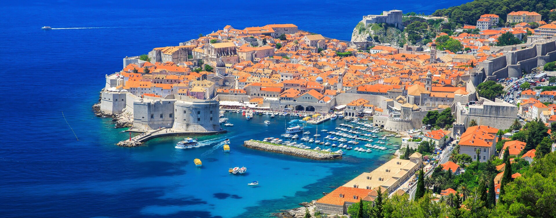 Panorama-Blick auf die historische Altstadt, der ideale Ausgangspunkt für Ihren Yachtcharter in Dubrovnik