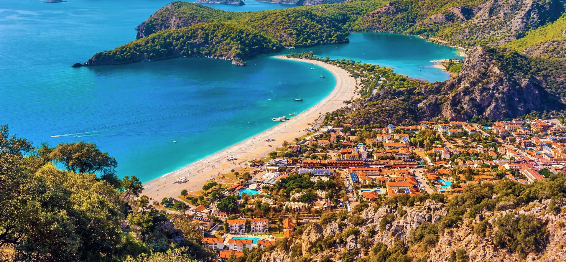 Luftaufnahme der Blauen Lagune von Ölüdeniz beim Yachtcharter Fethiye