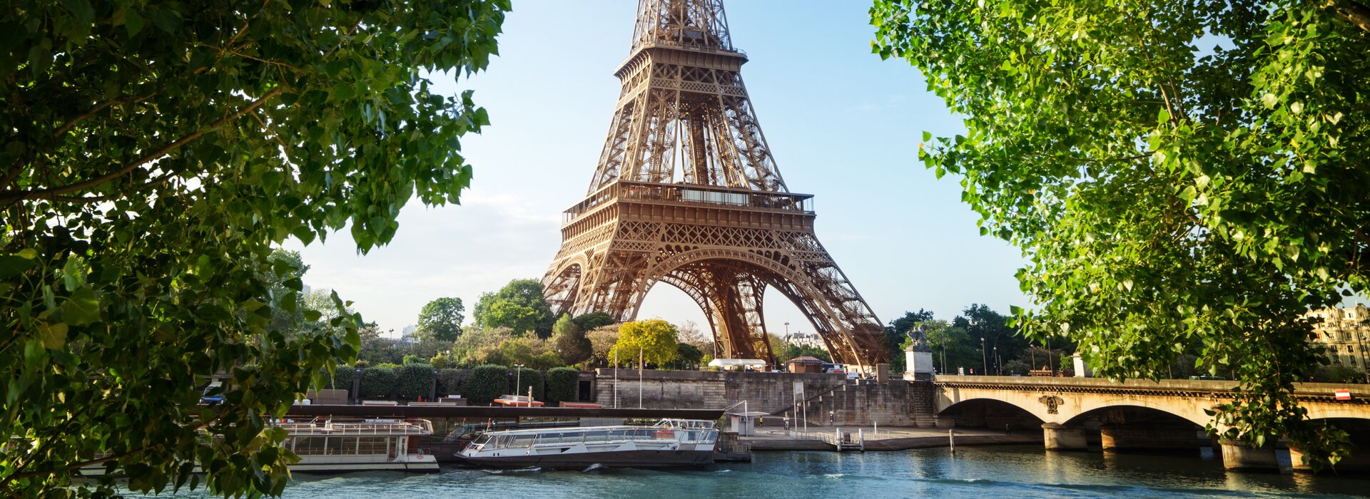 Seine Nehri'nden Eyfel Kulesi manzarası, Fransa'da yat kiralama için ikonik bir simge