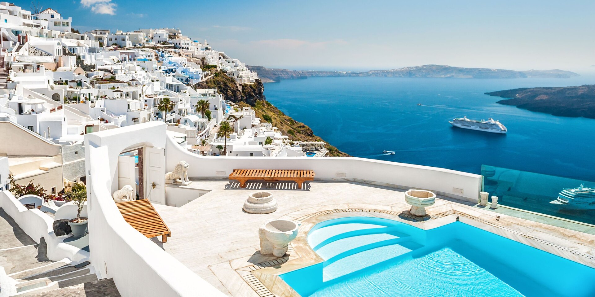 Weiß-blaue Luxus-Terrasse auf Santorini, die Kulisse für Ihren Yachtcharter Griechenland
