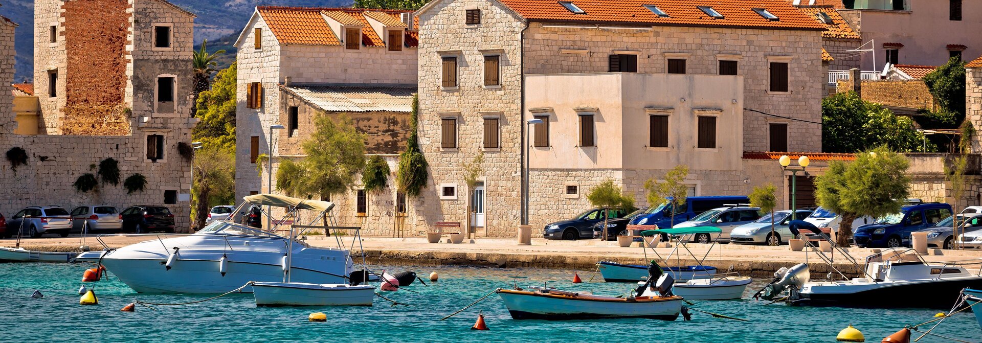 Яхты в историческом порту Каштела, готовые к вашему чартеру яхт в Каштеле