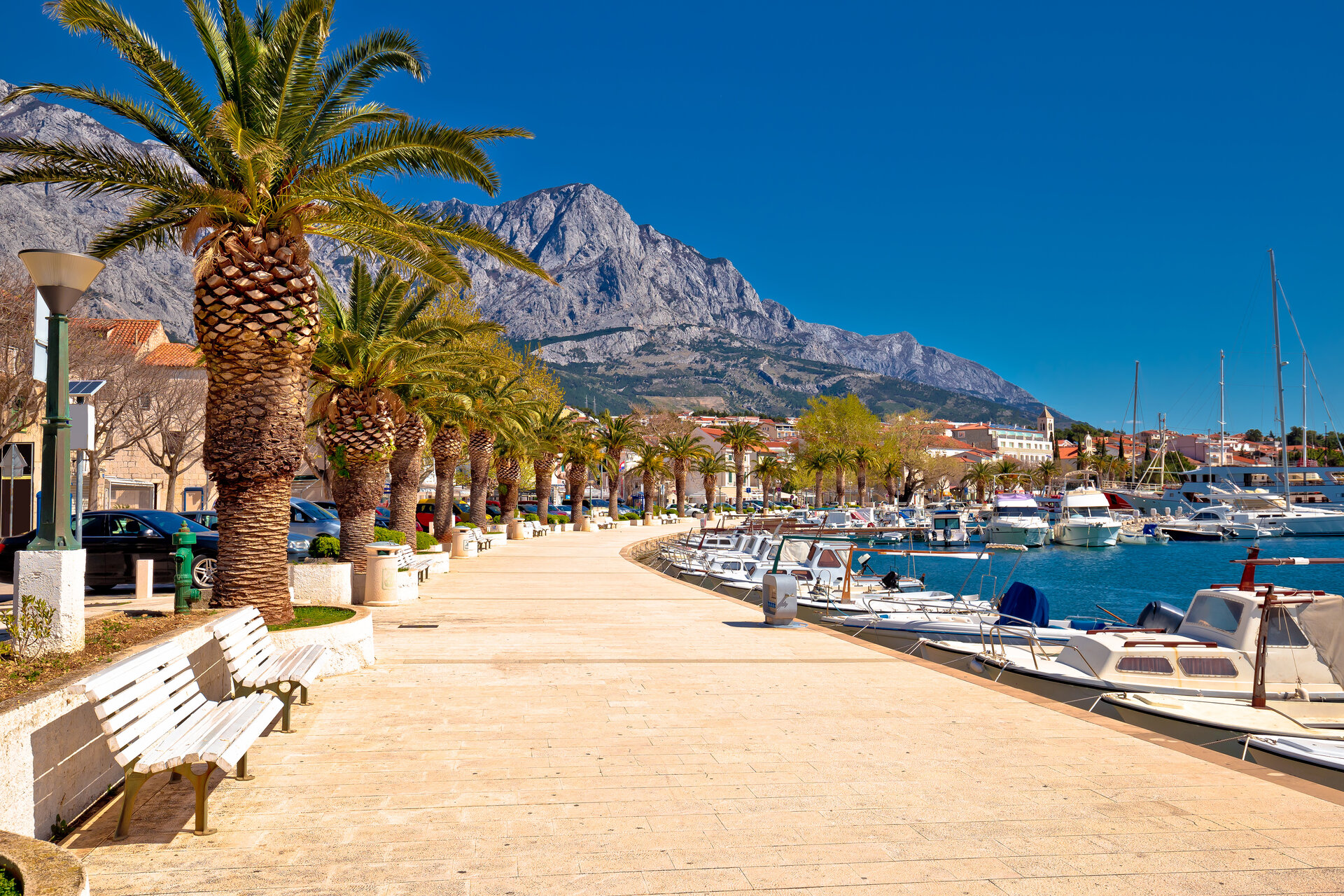 Makarska sahilinde kiralama için bekleyen yatlar, Makarska yat kiralama noktası