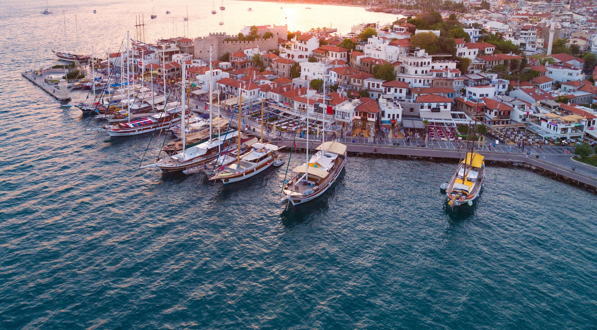 Historische Architektur und Gulets im Hafen während eines Yachtcharter Marmaris bei Sonnenuntergang