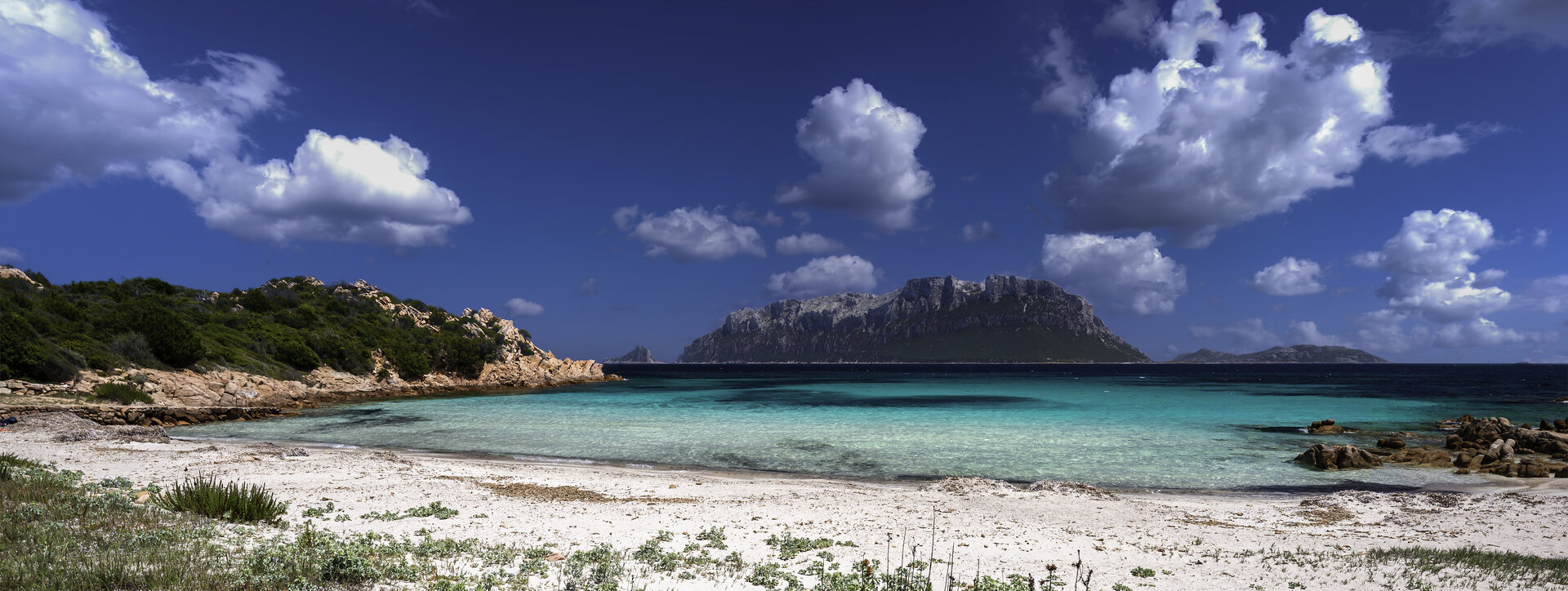 Türkisfarbenes Wasser und Blick auf die Insel Tavolara bei Olbia – das Wahrzeichen für Ihren Yachtcharter auf Olbia