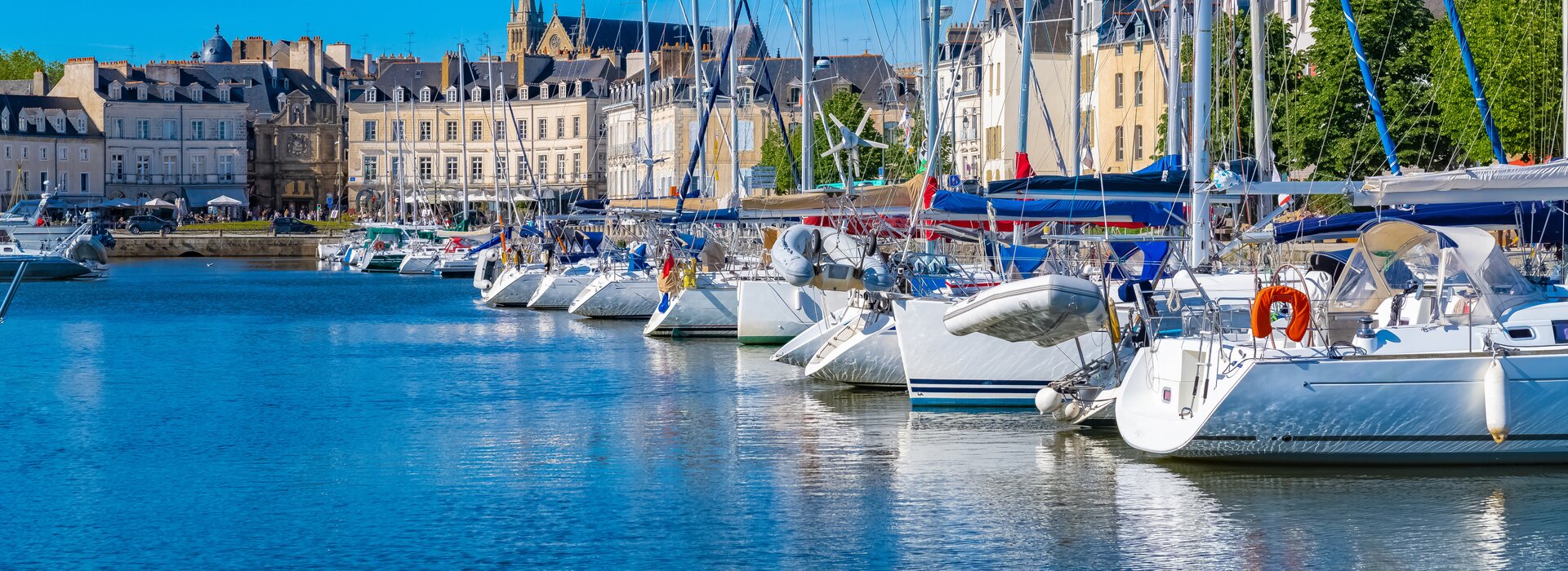 Paleros limanında demirlemiş şık tekneler, özel bir deniz tatili için en iyi seçenek