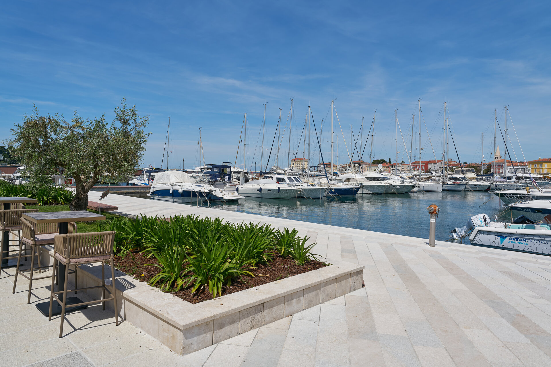 Moderne Yachten in der Marina von Porec, die für Ihren Yachtcharter in Porec bereitstehen
