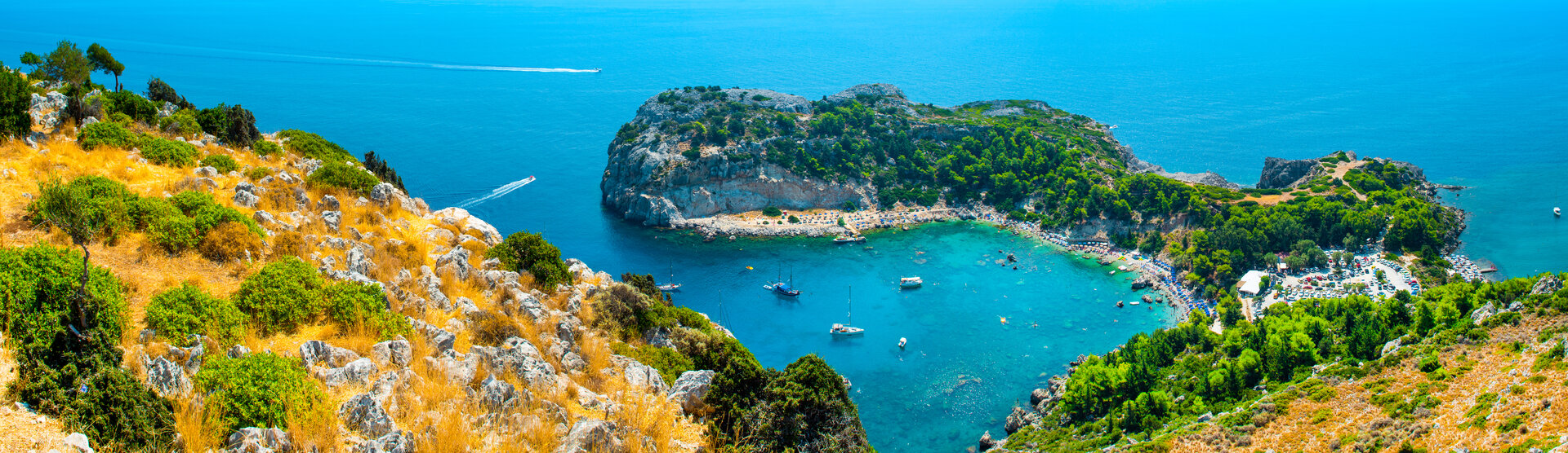 Blick auf die Anthony Quinn Bay, ein traumhaftes Ziel für einen exklusiven Yachtcharter Rhodos in türkisblauem Wasser