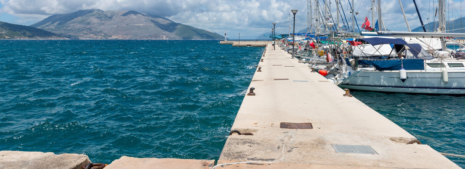 Elegante Segelschiffe am Kai von Kefalonia, ideal für Ihren nächsten exklusiven Yachtcharter Sami im Ionischen Meer