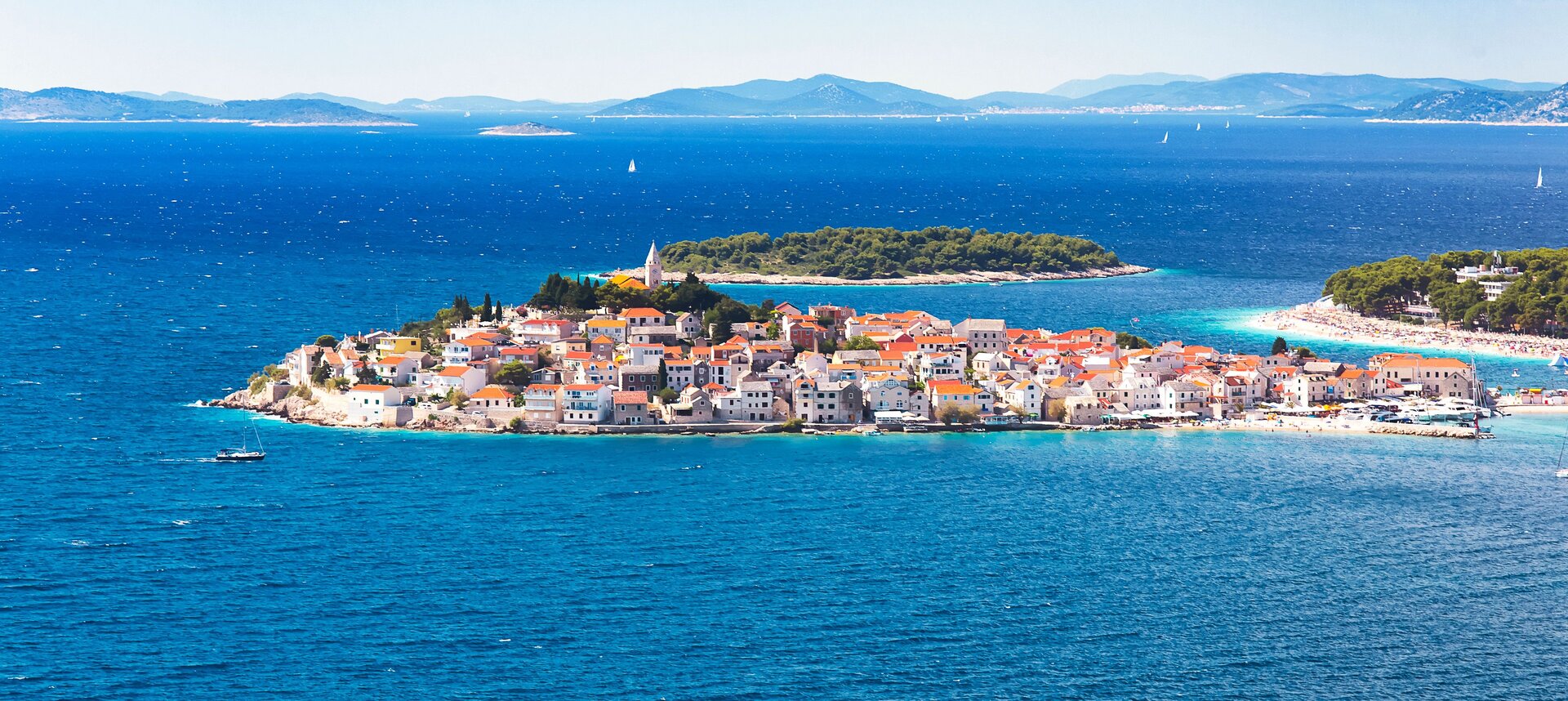 Panorama der Altstadt-Halbinsel im tiefblauen Meer, ein echtes Highlight beim Yachtcharter Sibenik