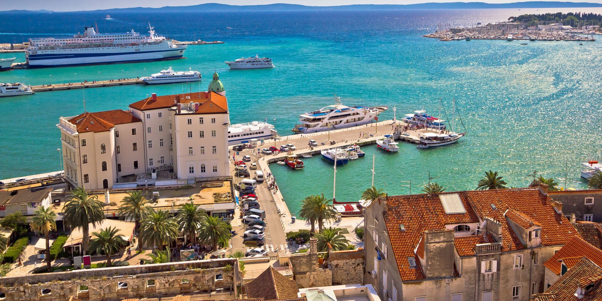 Blick auf den Hafen von Split mit ankernden Booten, ein zentraler Knotenpunkt für Ihren Yachtcharter Kroatien