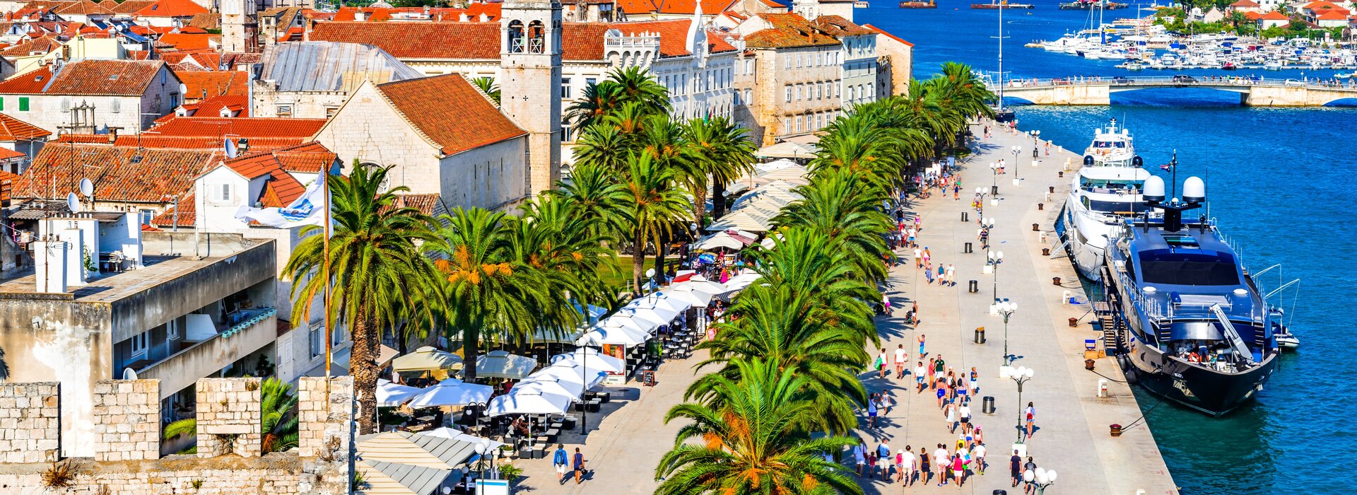 Die Palmenpromenade von Trogir mit Luxusyachten, ein Highlight Ihrer Blauen Reise Kroatien Trogir