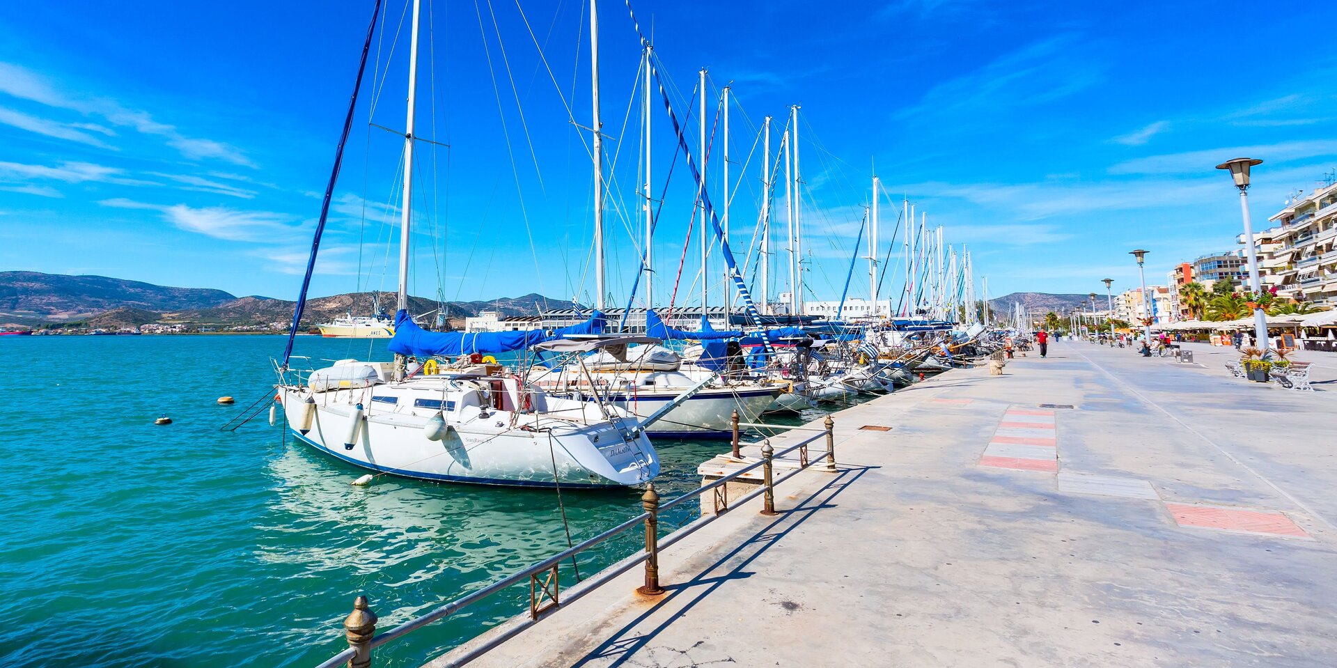Segelyachten liegen an der Hafenpromenade von Volos vor Anker, der Startpunkt für Ihren Yachtcharter Volos