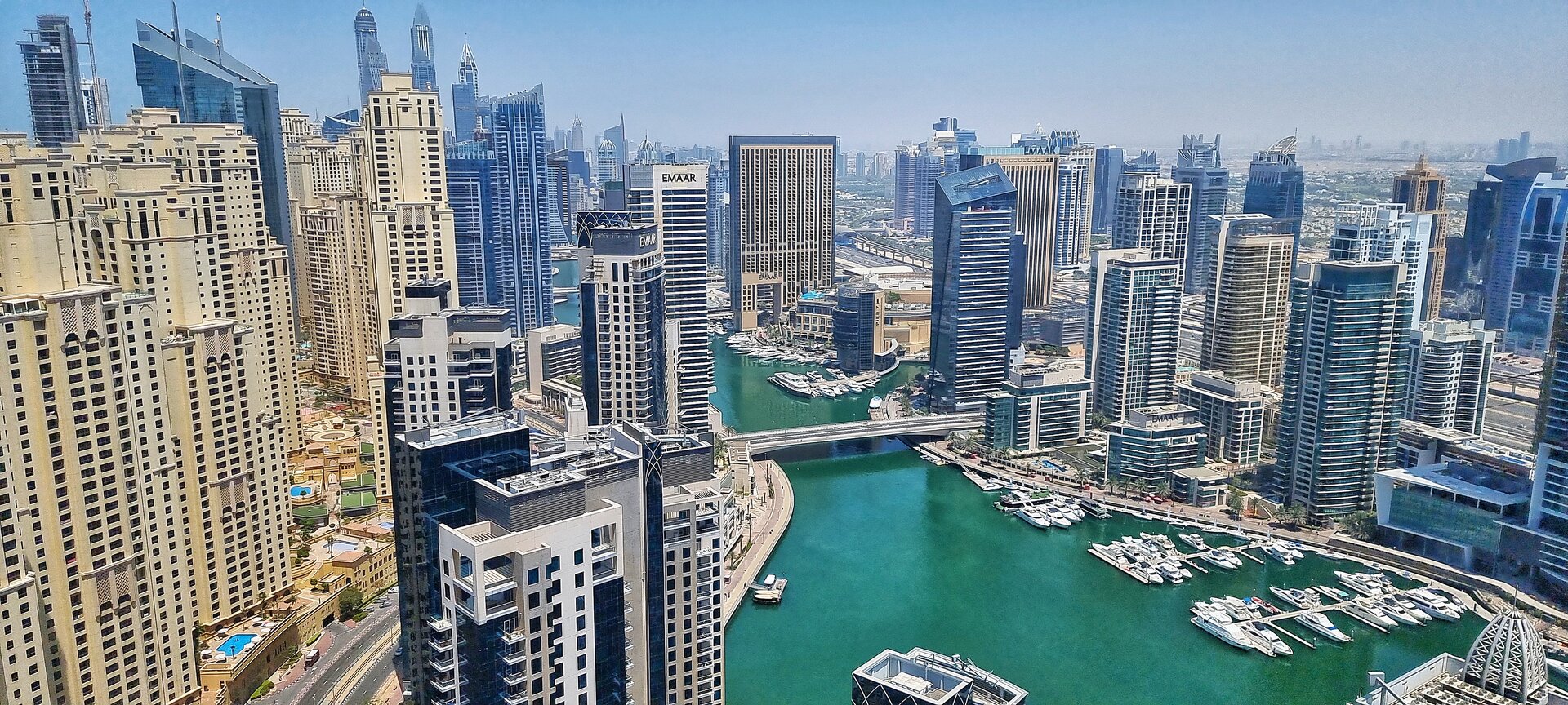 Exklusiver Yachtcharter Dubai in der Marina; luxuriöse Flotte vor der beeindruckenden Kulisse moderner Wolkenkratzer