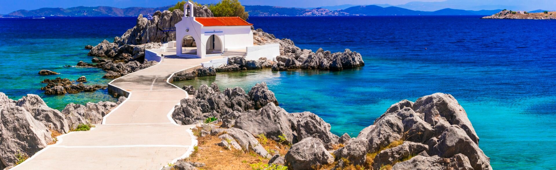 Otantik geleneksel Yunan adaları - bozulmamış Sakız Adası, küçük kilise Agios Isidoros