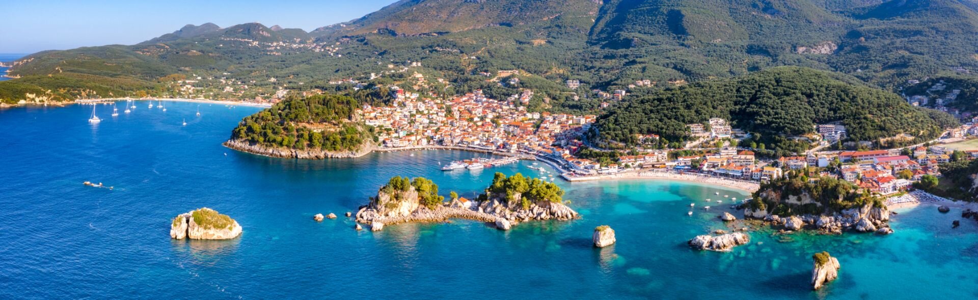 Yat limanı, koylar ve berrak deniziyle Yunan sahil kasabasının kuşbakışı görünümü