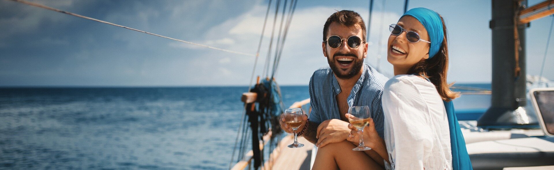 Yelkenli gezisinde genç bir çift.